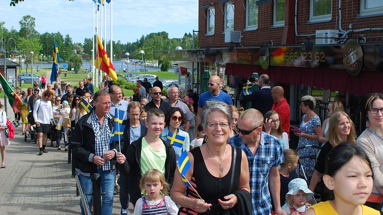 Sunnes kommunchef Berit Westergren i förra årets nationaldagsparad i Sunne. I år spelar hon också fiol tillsammans med eleverna på Kulturskolan