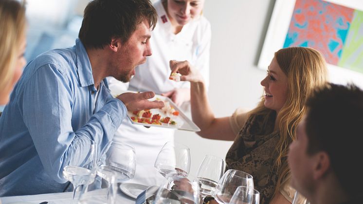 Die Empfehlung mind. 1x pro Woche fettreichen Fisch wie Zuchtlachs zu essen, gilt für alle Menschen, Jung&Alt, Schwangere, stillende Mütter und Kinder.