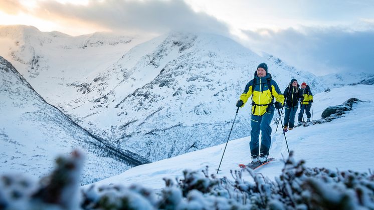 Les og lær: Sikkerhet i fjellet handler om kunnskap. Her får du en liten leksjon om skredterreng av Jostein Aasen, Tindevegleder i Norgesguidene og snøskredvarsler i NVE / varsom.no . Foto: Hans Kristian Krogh-Hanssen / Bergans