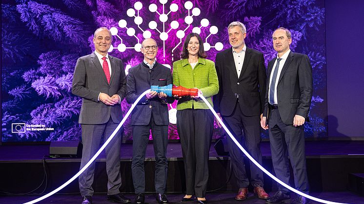 Gabreta verbindet das tschechische und das bayerische Verteilnetz. Bayernwerk-Vorstandsvorsitzender Dr. Egon Leo Westphal (2.v.l.) und die Vorstandsvorsitzende der E.ON Czech, Claudia Viohl, feierten mit Gästen den Projektstart.