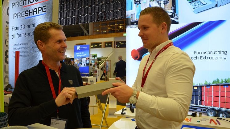 Hans Bergersäter, at left, and purchaser Philip Kjellander present A-Plast’s own wood-plastic composite in the Småland stand at Elmia Subcontractor.