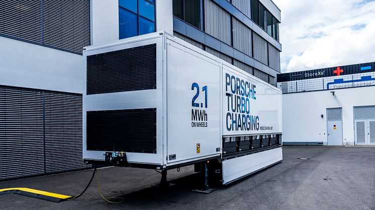 Der ChargeTrailer, ein leistungsstarkes Mobiles-Batteriesystem mit 10 Ladepunkten und 320 kW maximale Ladeleistung je Ladepunkt