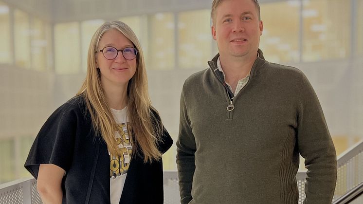 Anna-Karin Davidsson välkomnar Magnus Cederlund till Structor Riskbyrån. Copyright Structor. 