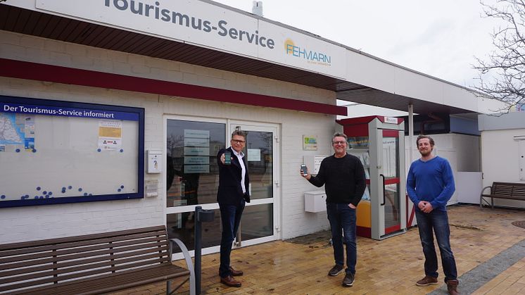 Tourismusdirektor Oliver Behncke, Koordinator Michael Haye und Björn Faltis, Geschäftsführer der Guide2 GmbH stellen die neue Kurkarten-App WELCMpass vor. ©TSF