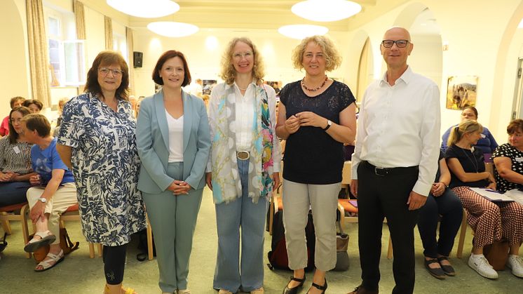 Freuten sich auf die erste Fachtagung Hauswirtschaft bei Hephata seit drei Jahren: Beate Nebel, Jana Achtert, Dr. Elke Jaspers, Annette Müller-Sgundek und Dr. Michael Gerhard. (von links; Foto: Melanie Schmitt)