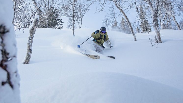Jonatan Eklöf setter en puddersving i Hemsedal. Fine forhold både i og utenfor bakken. Bildet er tatt onsdag. Foto: Kalle Hägglund