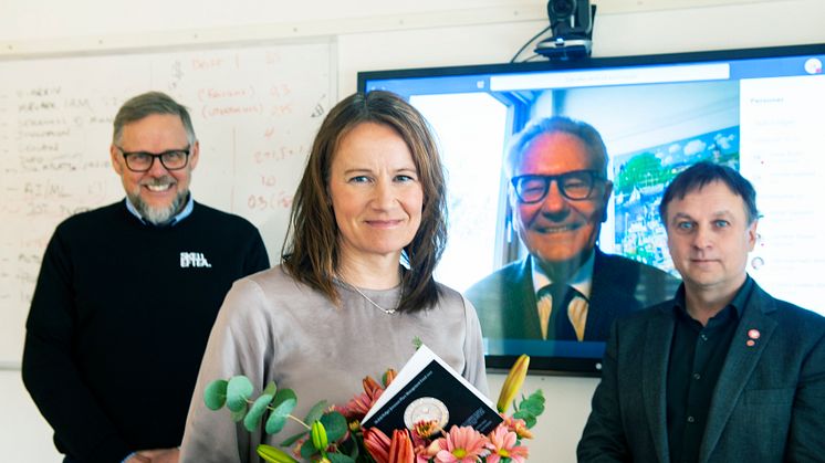 Christer Asplund, sekreterare Holger Jonassons Place Management Fond samt senior advisor för Svenska Industrikommunerna delade ut priset till Kristina Sundin Jonsson här flankerad av Lorens Burman (S), kommunalråd och Bengt Ivansson, näringslivschef