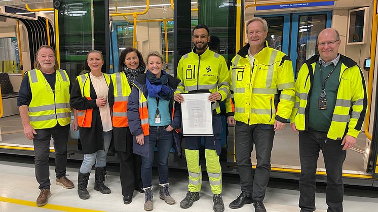 Prisvinneren (i midten) omgitt av representanter fra Fagforbundet, Sporveiens største fagforening OSA, og ledelsen i Sporveien ved blant annet trikkesjef Birte Sjule og Sporveissjef Cato Hellesjø. Foto: Sporveien