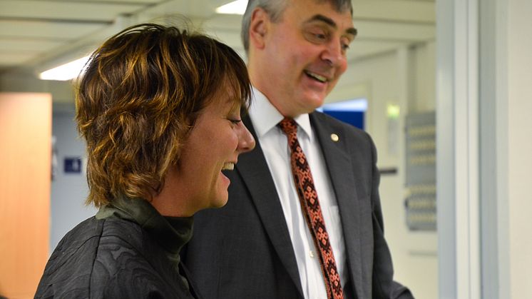 Rymdminister Matilda Ernkrans fick se IRF:s verksamhet och lokaler på huvudkontoret i Kiruna. Här visar föreståndare Stas Barabash upp elektroniklaboratoriet. Foto: Annelie Klint Nilsson