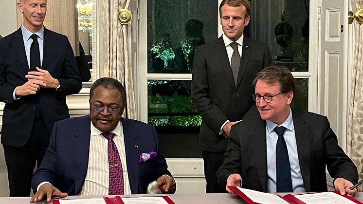 Signature par Mike Adenuga Jr., Président de Globacom et Rodolphe Belmer, Directeur général d’Eutelsat, en présence du Président de la République française, Emmanuel Macron et de Franck Riester, Ministre délégué chargé du Commerce extérieur