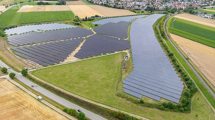 Der Solarpark Bobingen 2 ist eine Erweiterung des bestehenden Solarparks der LEW BürgerEnergie, der dort bereits seit 2013 erfolgreich Sonnenstrom erzeugt. (Thorsten Franzisi / LEW)