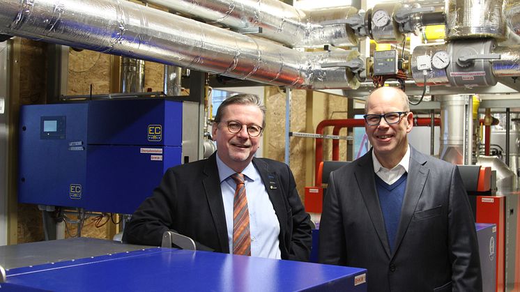 Umweltschonende Wärmeversorgung in Borchen: Bürgermeister Reiner Allerdissen (l.) und ESW-Geschäftsführer Dr. Andreas Brors präsentieren die Energiezentrale "Unterm Hessenberg".