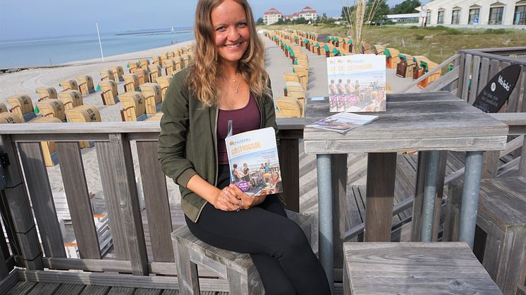 Marketingmitarbeiterin Lina Rotte präsentiert den neuen Gastroguide der Insel © Tourismus-Service Fehmarn