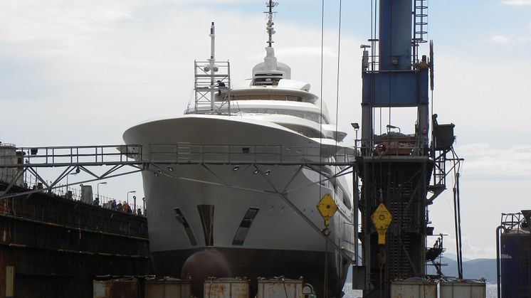 Hi-res image - Coppercoat - Coppercoat-Superyacht being applied to mega-yacht "Maryah"