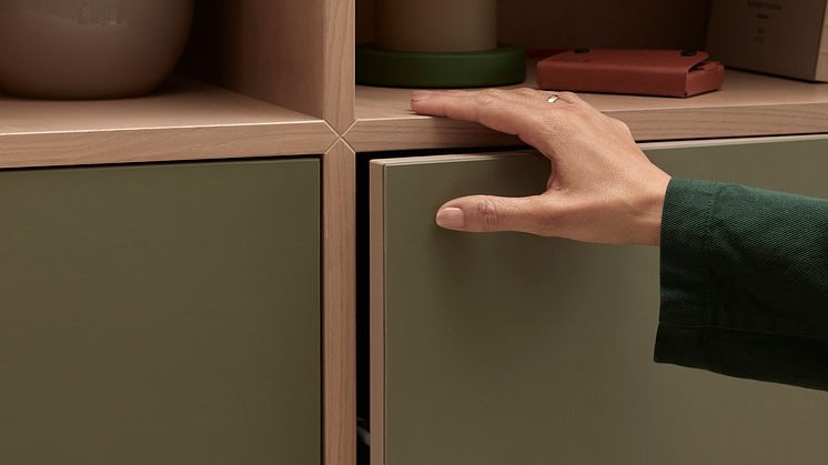 Furniture Linoleum 4184 olive close up door fingers.tif