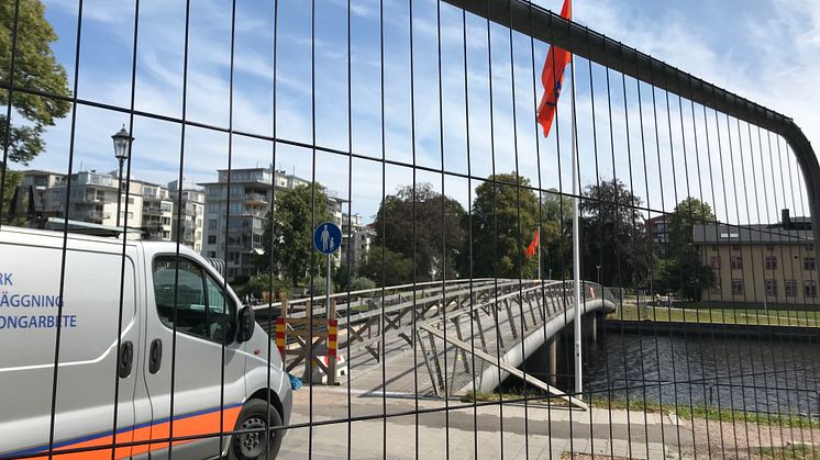 Arbetet med att byta ut Gamletullsbron har påbörjats. Gång- och cykelbron är avstängd för trafik mellan den 5 augusti och den 15 november.