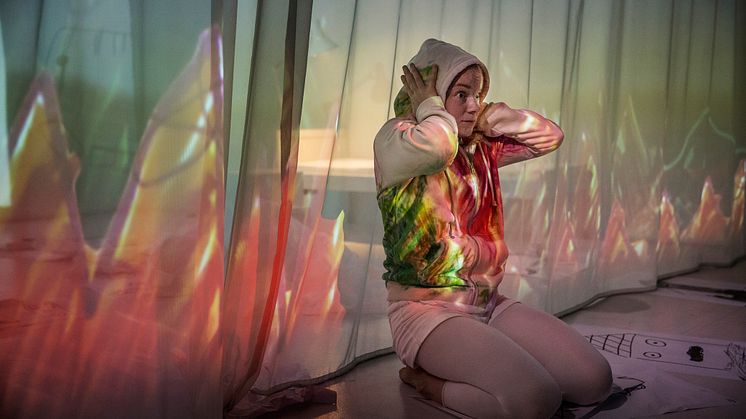 Lilja Fredrikson spelar flickan som kliver rakt in i det tecknade äventyret i föreställningen ”En annan värld” som får nypremiär på Studion 18 oktober och spelas t.o.m. 15 november. Foto: Emmalisa Pauly