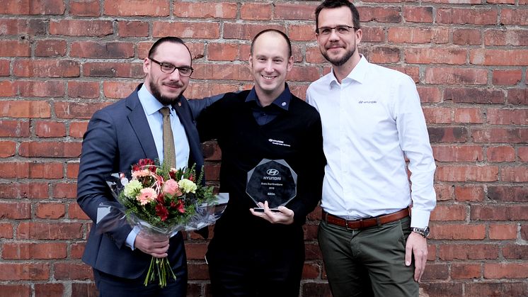 Dimitrios Lenis och Erik Sandström från Hyndai Center Stockholm tillsammans med Gustav Freij, Country Manager på Hyundai Sverige.