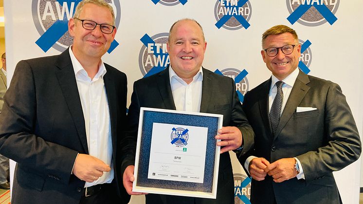 Ralf Merkelbach (BPW) mit den beiden Geschäftsführern des ETM Verlags, Bert Brandenburg (rechts) und Oliver Trost. 