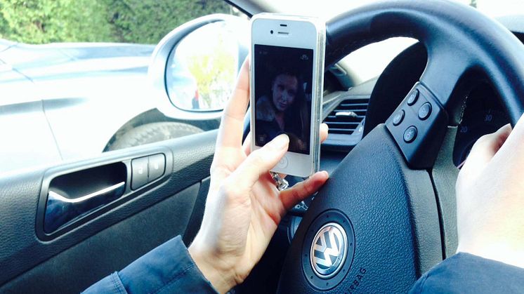 Mobilbruk i bil er blant siste ti års trender som har ført til mange skader. 