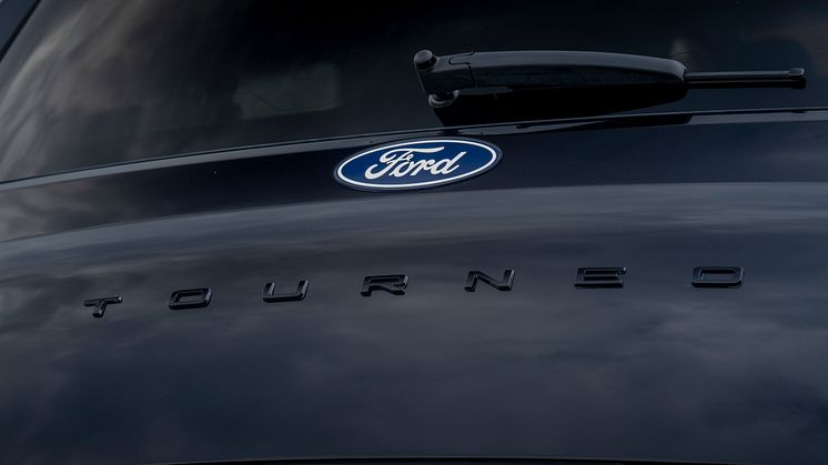 Ford E-Tourneo Custom_Titanium_X (8).jpg