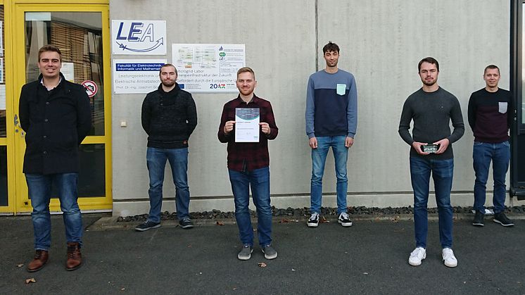 U. a. eine Projektgruppe der Uni Paderborn bekommt den Energy Award von WW und 1000 Euro Preisgeld (v. l.): Philipp Rehlaender (Betr.), Manuel J. Klaedtke, Konstantin Kroschewski, Till Piepenbrock, Dieter Teichrib und Nikolas Förster (Betr.).