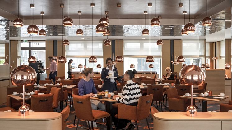 Wie hier im neuen Maritim Hotel Ingolstadt genießen Gäste besonders das erstklassige und außergewöhnlich reichhaltige Frühstücksbüffet. Mit dem neuen Bircher Müsli gibt es eines der beliebtesten Produkte nun als Frühstückserlebnis für zuhause.