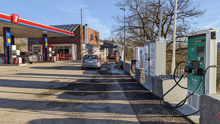 YX på Siljan var første stasjon blant Selveierne som har installert et ladetilbud fra Kople. Her kan 6 biler lade samtidig, på opptil 180kW effekt.
