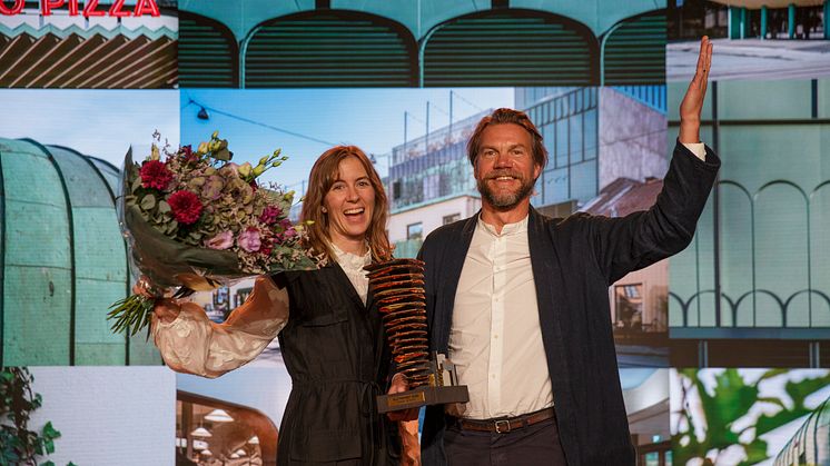 OKIDOKI vinner PLÅTPRISET 2023 för göteborgsbyggnaden Kaparen. Arkitekterna Klara Jutéus och Rickard Stark representerade byrån under prisutdelningen. 