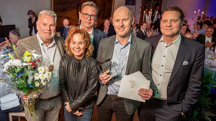 ASSA ABLOY Opening Solutions glada vinnare av Årets Leverantör 2024 tillsammans Elektroskandias prisutdelare.
