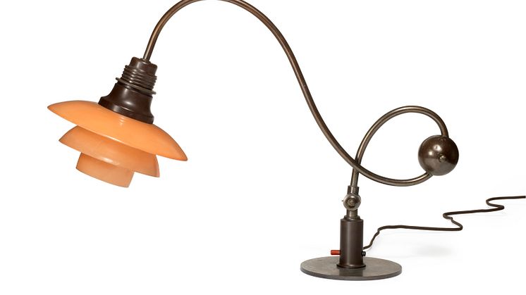 Poul Henningsen- "PH-2:2". Klaverlampe. Justérbar bordlampe med stel af bruneret messing. Originale skærme af rosa matglas.