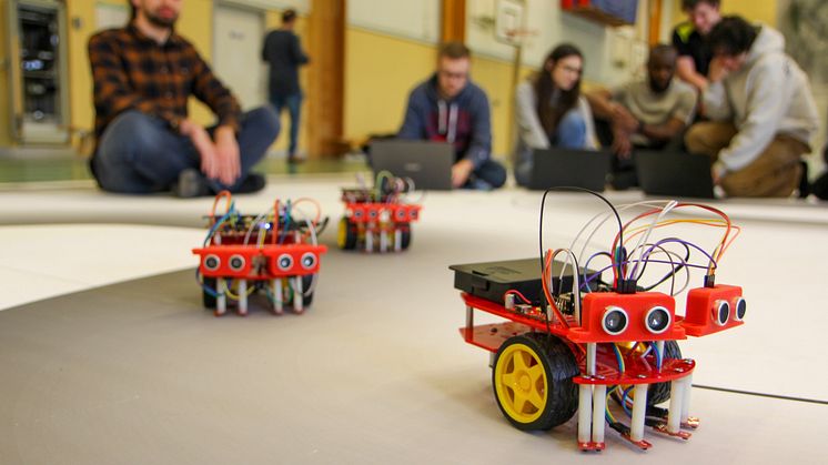 Studenterna har trimmat och tränat inför högskolans robotrace i flera veckor.