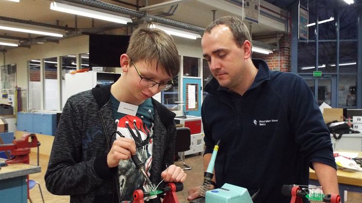 Matthias Detering  und Ausbilder Daniel Westermann in der Ausbildungswerkstatt von Westfalen Weser Netz in Kirchlengern beim Energy Camp (v.l.).