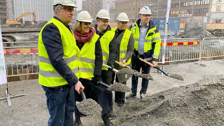 Peter Nordman, driftschef Coop Väst, Johanna Frelin, vd Riksbyggen, Johannes Hulter, kommunalråd, Lena Andersson, vd Älvstranden Utveckling och ﻿Tobias Ekstedt, distriktschef Skanska Sverige AB.