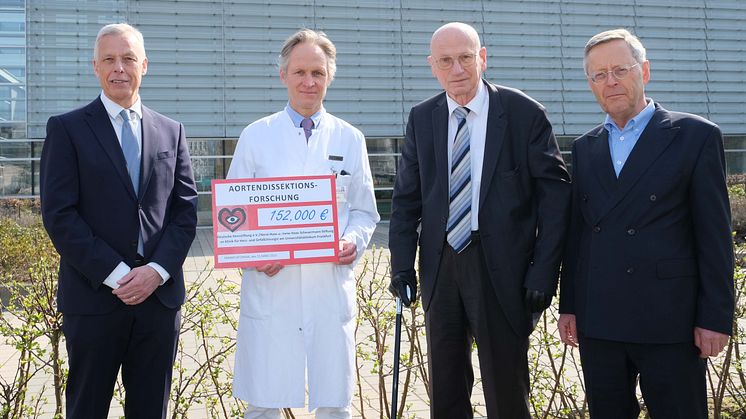 Spitzenforschung zur Aortendissektion: Prof. Dr. Thomas Walther, Universitätsklinikum Frankfurt (2.v.l.), nimmt von den Vorsitzenden der Deutschen Herzstiftung (l.) und der Horst-Haas-und-Irene-Haas-Scheuermann-Stiftung (g.r.) die Förderung entgegen.
