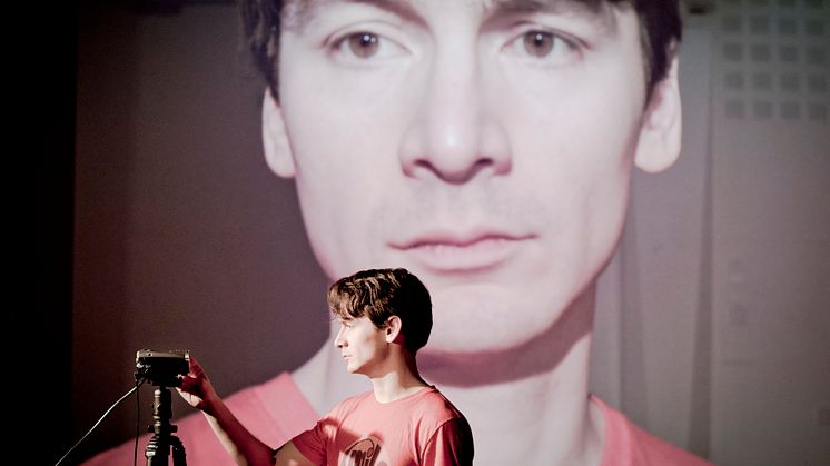 David Fukamachi Regnfors i rollen som Sebastian i Lars Noréns monolog ”20 november”