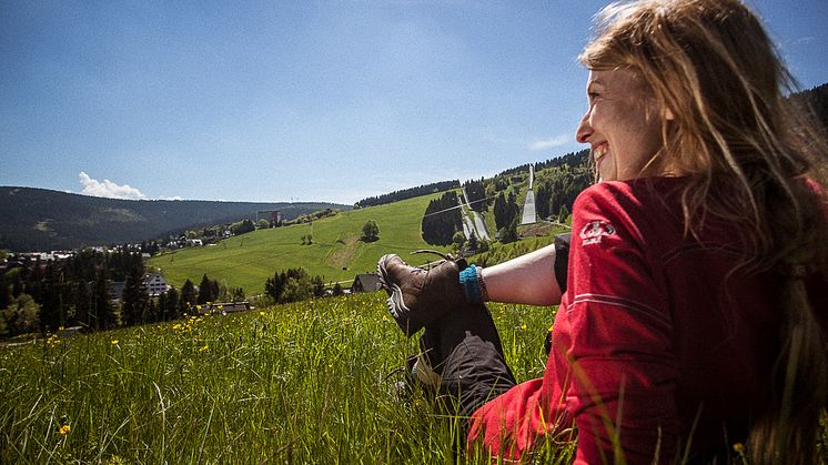 Kammweg führt auch durch Oberwiesenthal- höchstgelene Stadt Deutschlands. Hier Blick auf den Schanzenkomplex 