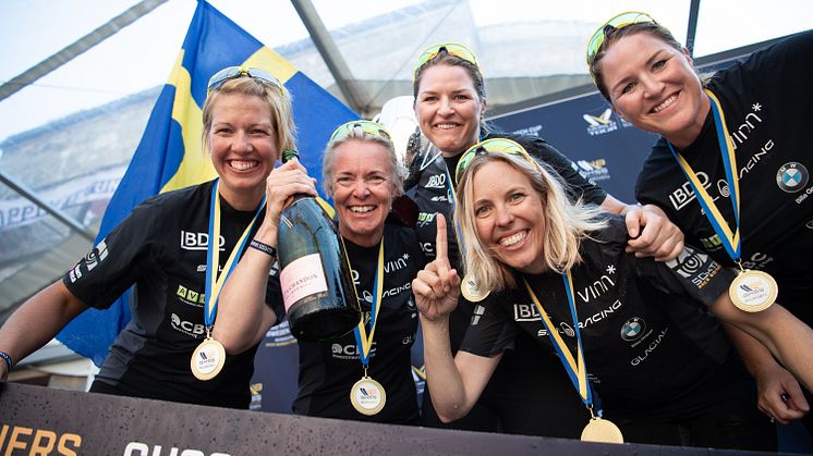 Anna Östling firar tillsammans med Mari Berg, Annika Carlunger, Annie Wennergren och Linnea Wennergren i Team Anna segern i GKSS Women’s Trophy. 