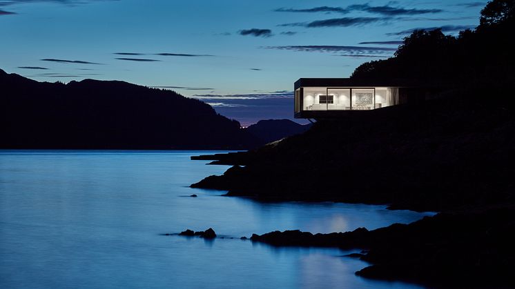 „Rock Cove, ein modernes Wohnhaus an der schottischen Küste, schwebt auf Stahlstützen über den Klippen.