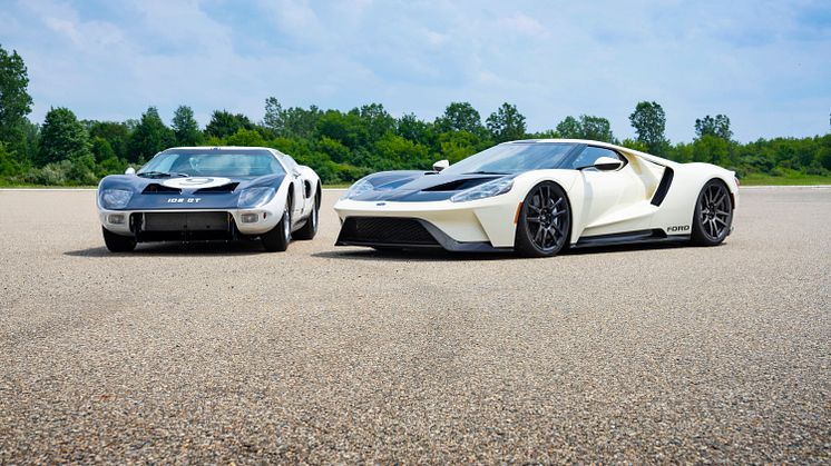2022 Ford GT ’64 Heritage Edition and 1964 Ford GT prototype_01.jpg