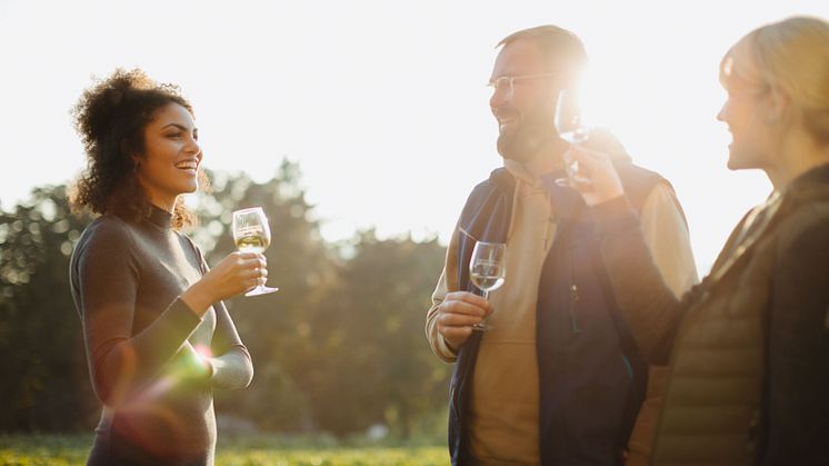 Ingelheim am Rhein: ein Mann und zwei Frauen mit Weingläsern auf einem Weingut