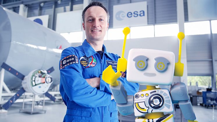Matthias Maurer lädt PLAYMOBIL-Figur auf die ISS ein