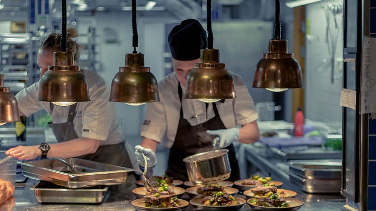 Omsorgsfull matlagning i köket av säsongens lokala råvaror. 