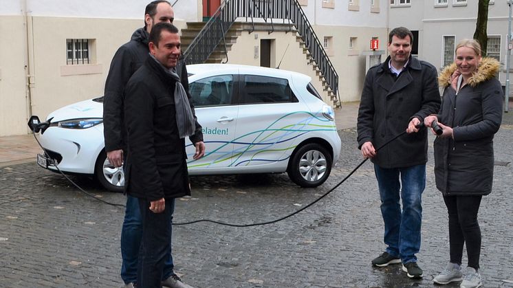 Sind schon gespannt auf die Testläufe mit dem E-Auto von Westfalen Weser Energie (v. l.): Bürgermeister Carsten Torke, dahinter A. Rauer, Klimaschutzmanager, Michael Hillen, Zentrale Dienste, (alle Stadt Steinheim) und Leonie Riekschnietz, WWN.