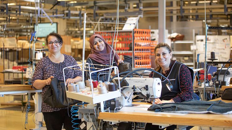 Tre dyktige sømoperatører hos Ekornes i Sykkylven. Fra venstre: Sharifa Esmat Hassan, Saada Mohammad Alshahad og Zeinab Mohammad.