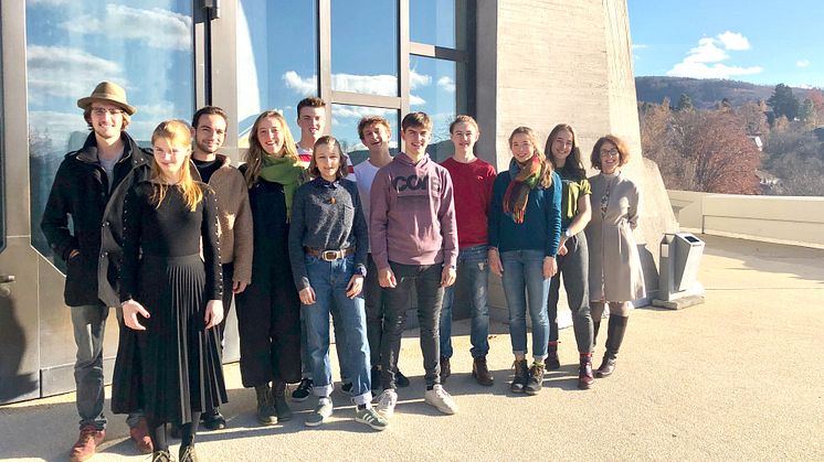 Vorbereitungsgruppe Schülertagung ‹Courage› auf der Terrasse des Goetheanum (Foto: Jugendsektion)