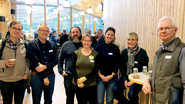Henrik Smith, Lunds universitet; Thorsten Rahbek Pedersen, Jordbruksverket; Lotta Fabricius, Pollinera Sverige; Les Eccles, Ontario beekeepers; Barbara Locke och Eva Forsgren, Sveriges lantbruksuniversitet och Magnus Gröntoft, Jordbruksverket.