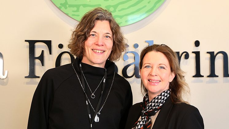 Fr v. Cecilia Fochsen, chef för marknad och produkt på Akademikerförsäkring samt AnnaCarin Heller, partneransvarig på Dina Försäkring AB.