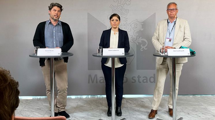 På pressträffen: Daniel Olsson valkansliets chef, Amani Loubani (S) valnämndens ordförande och Mats Svanberg (M) valnämndens 2:e vice ordförande. Frånvarande: Vanessa Sevedag (MP) vice ordförande i valnämnden.