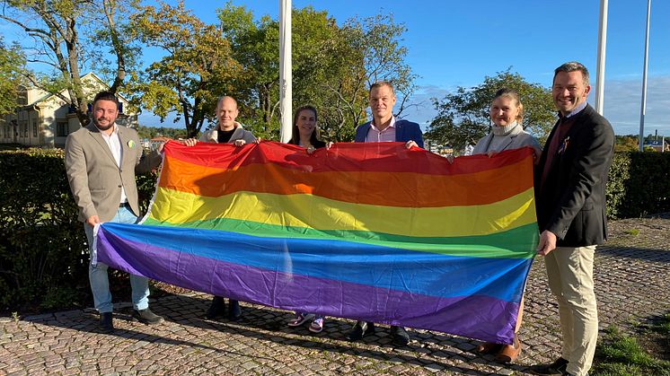 Kommunalråd Lucas Lodge, Simon Nord från Oskarshamns Pride, kommunikationschef Maria Ihse, kommunalråd Andreas Erlandsson, Linn Engelholm från Oskarshamns Pride och kommundirektör Henrik Andersson hissade prideflaggan på måndagsmorgonen. 
